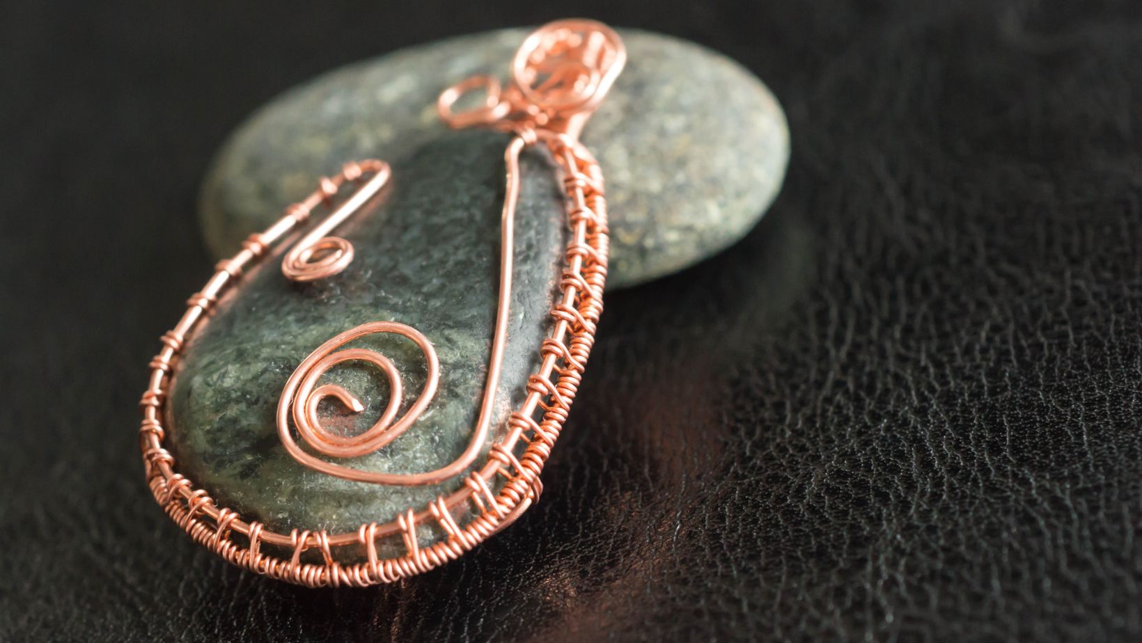 Read more about the article Wire Wrapping Techniques for Jewelry Stones